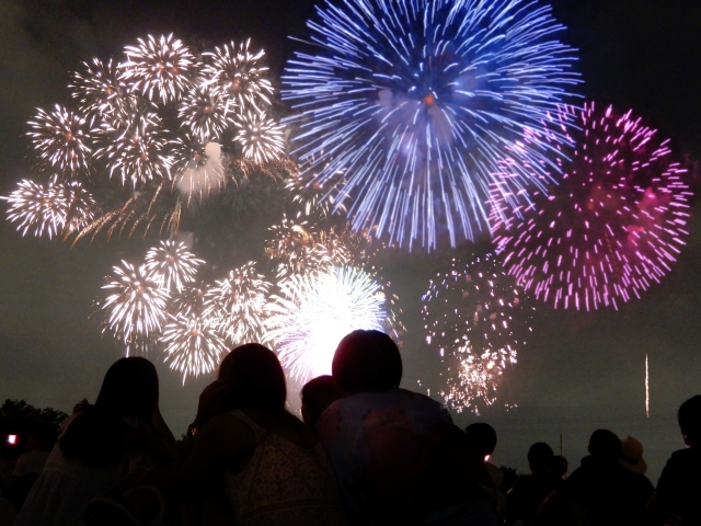 花火大会中止はなぜ増えているのか?自治体が抱える課題と取り組みを徹底解説
