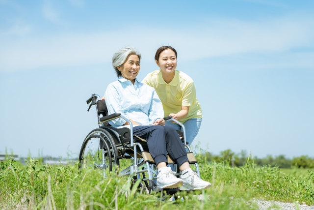 医療・介護対策に必要な地域包括ケアシステムとは？高齢者にやさしい公共交通システムなど自治体支援も紹介
